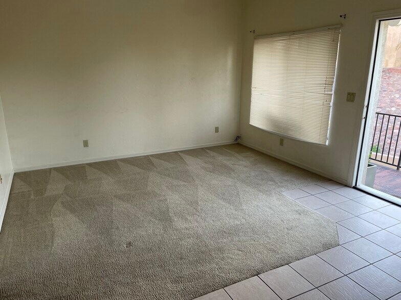 Living room - 2536 N Corinthian Garden Dr