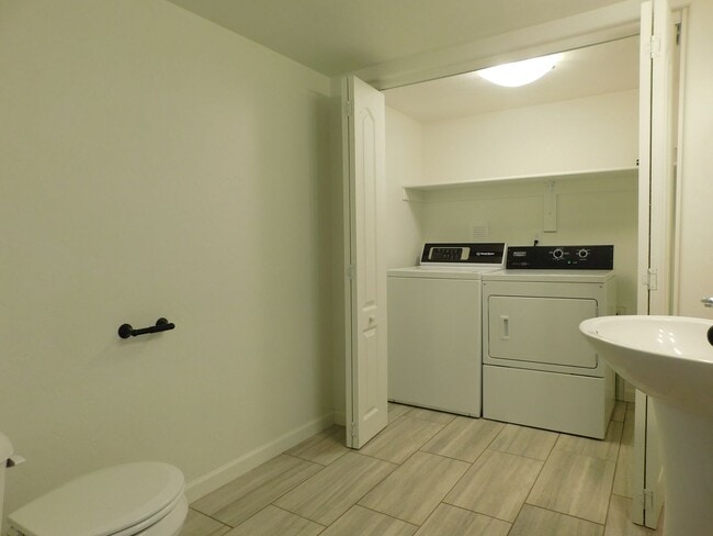 Building Photo - Townhome Near Shopping