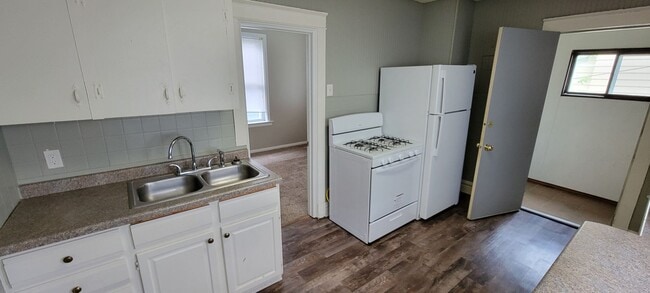 Building Photo - AVAILABLE JUNE - 4 Bed 1 Bath Located In East Hillside