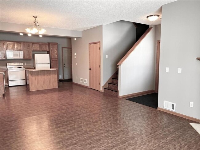 Building Photo - Blaine Townhome