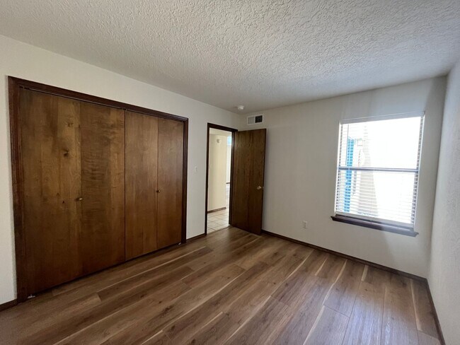 Building Photo - Cute 3 Bedroom 2 Bathroom Home In NW Albuq...