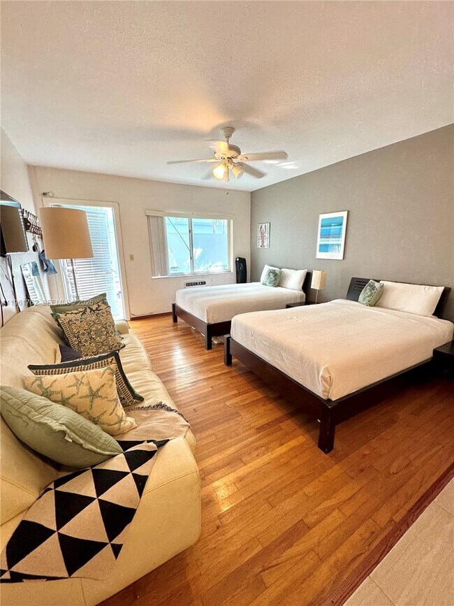 Building Photo - 401 Collins Ave