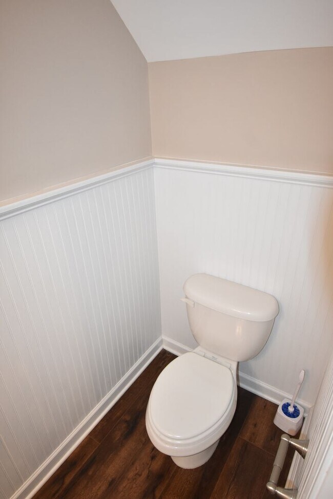 Building Photo - 4 Bedrooms and 2.5 Baths- PET CONSIDERED!