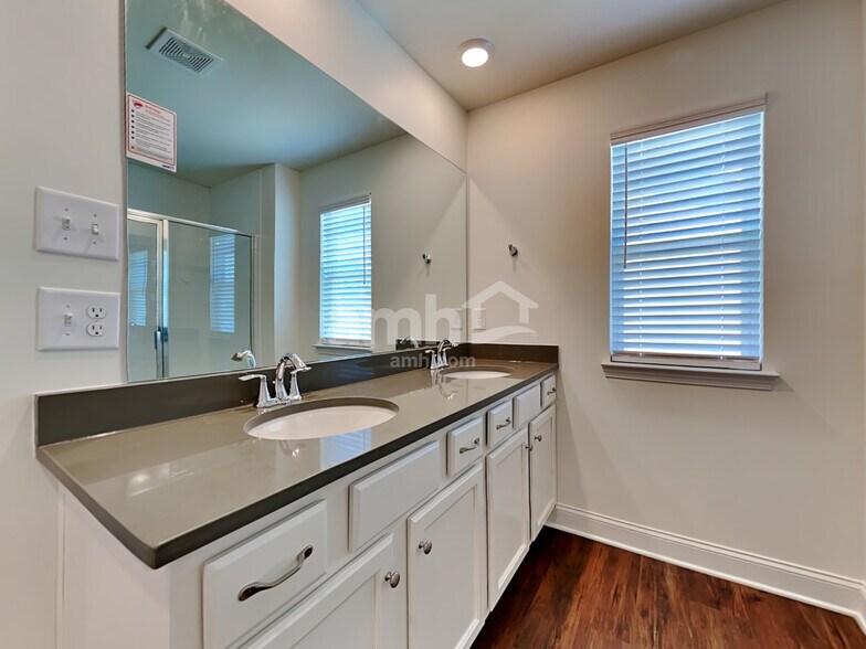 Building Photo - 768 Carnaby Ln