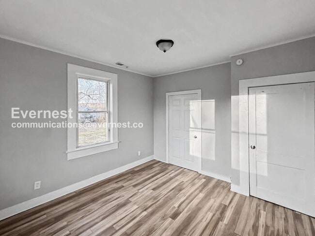 Building Photo - 4 Bed/1 Bath Home with On-Street Parking / Pet-Friendly / Vouchers Accepted / Available Now!