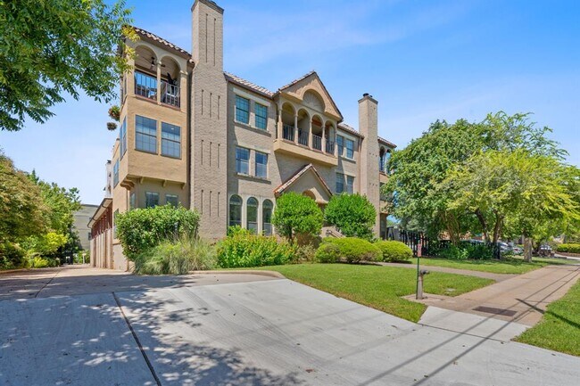 Building Photo - 1704 West Ave