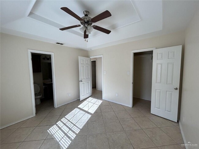Building Photo - 206 W Albatross Ave