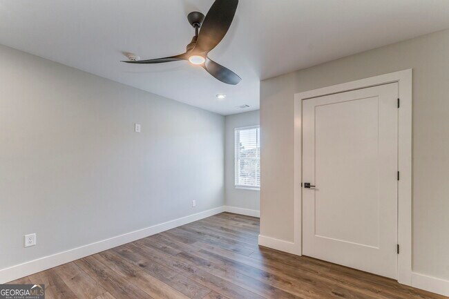 Building Photo - 109 Chateau Dr SE