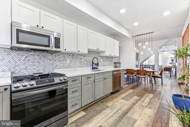 Building Photo - 737 Dolphin St