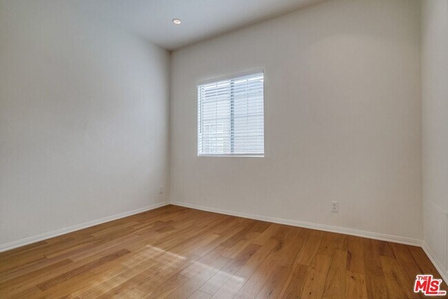 Building Photo - 852 N Poinsettia Pl