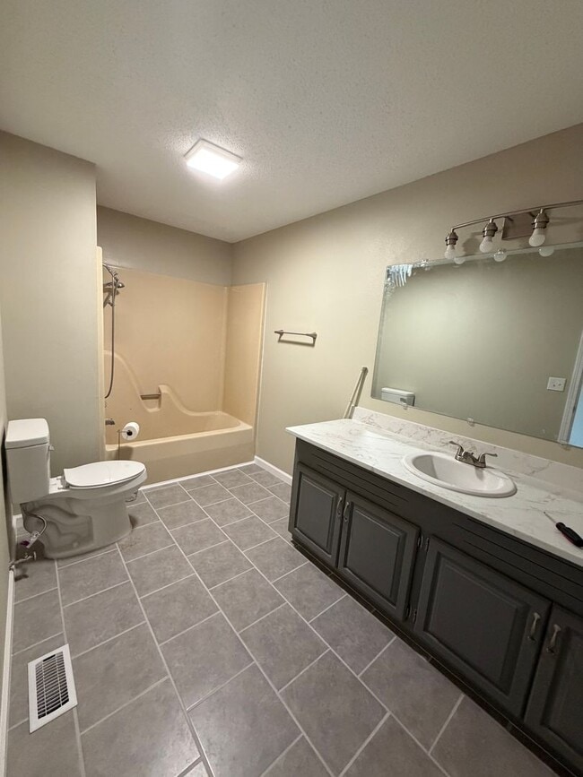 Building Photo - AVAILABLE APRIL 3RD