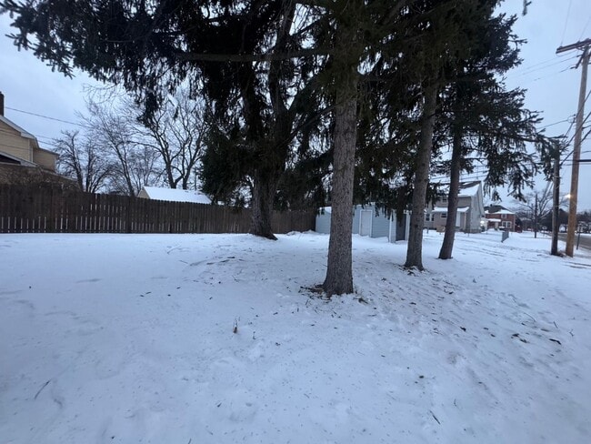 Building Photo - This Charming 3BR Single Family Home!