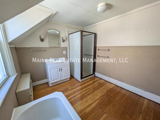 Building Photo - 15 Elm St