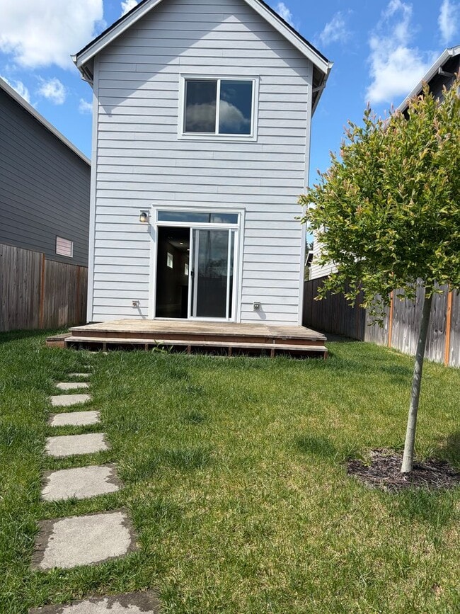 Building Photo - Newer Home in the Newberg Riverfront Development