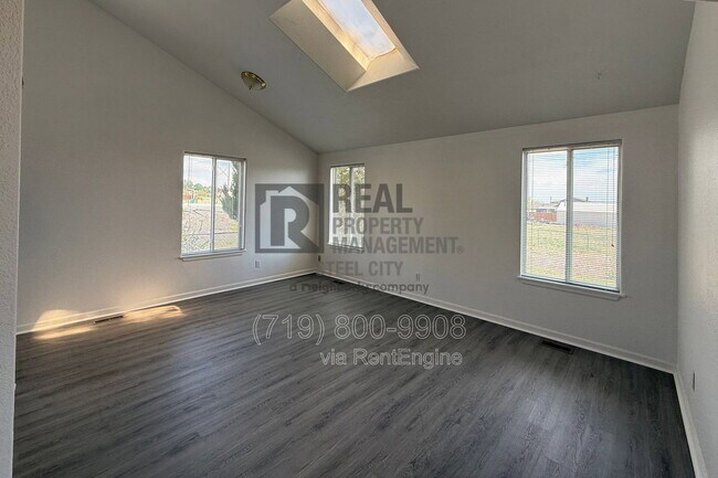 Building Photo - 230 W Elbow Dr