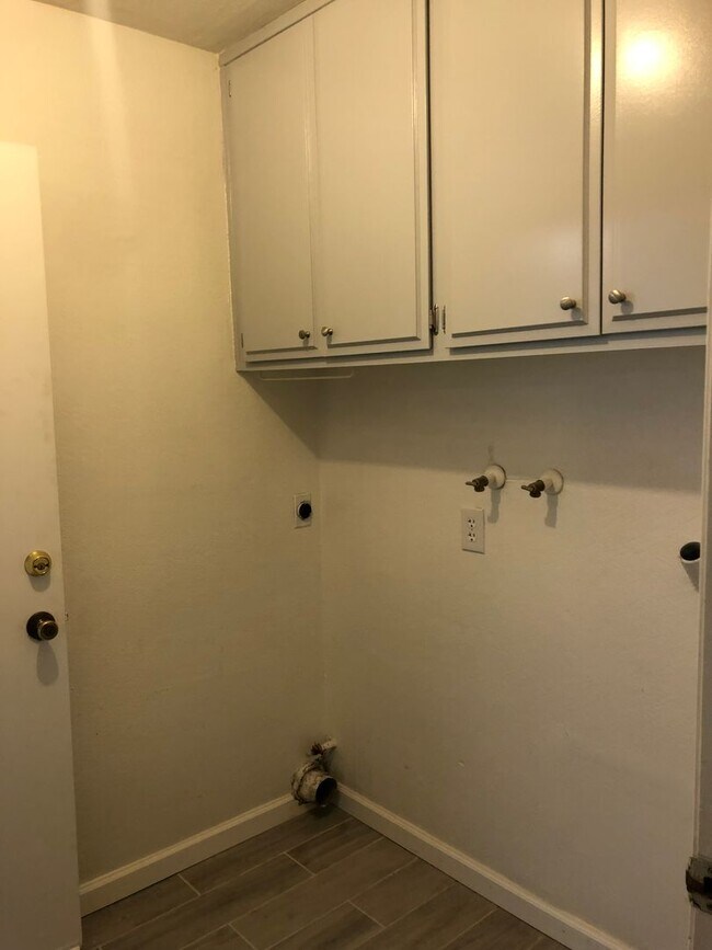 Building Photo - Newly renovated 4 bedroom in canyon crest!