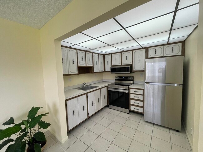 Building Photo - 816 Normandy Q