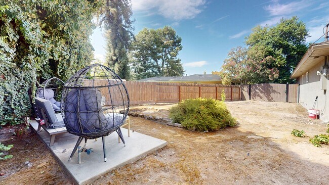 Building Photo - 1745 W San Madele Ave