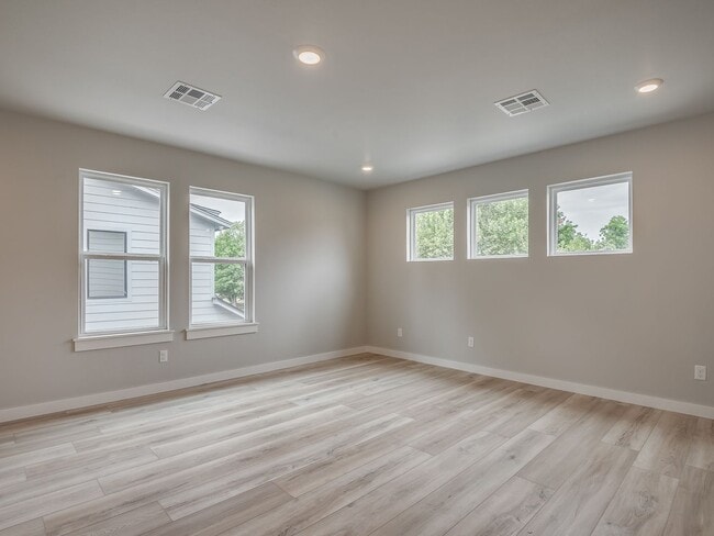 Building Photo - Spacious 4-Bedroom Home with Thoughtful De...