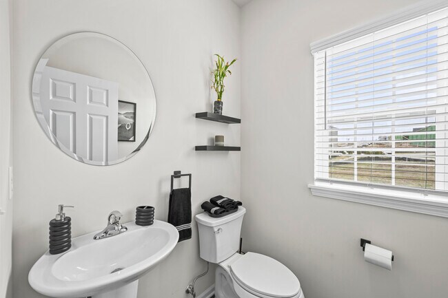 Building Photo - 1868 Forest View Ct