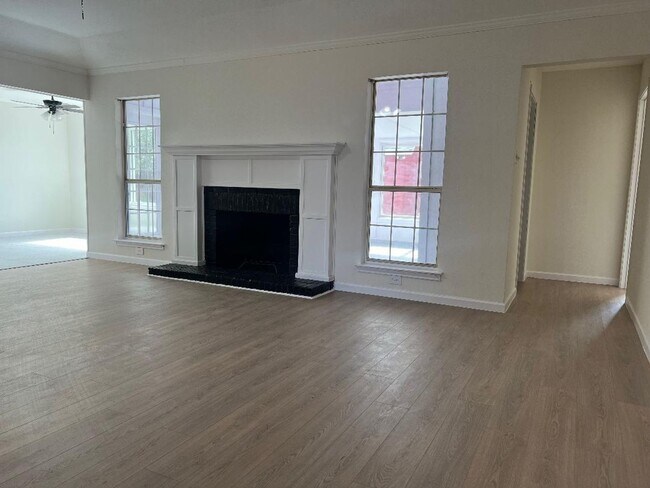 Building Photo - Welcome to this inviting 3-bedroom, 2-bathroom home in the heart of Cleburne, perfectly suited fo...
