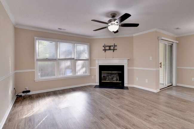 Building Photo - Nicely Updated Grafton Woods Condo