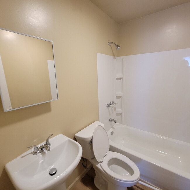 Building Photo - 3 Bedroom spacious, corner lot on quiet cul-de-sac