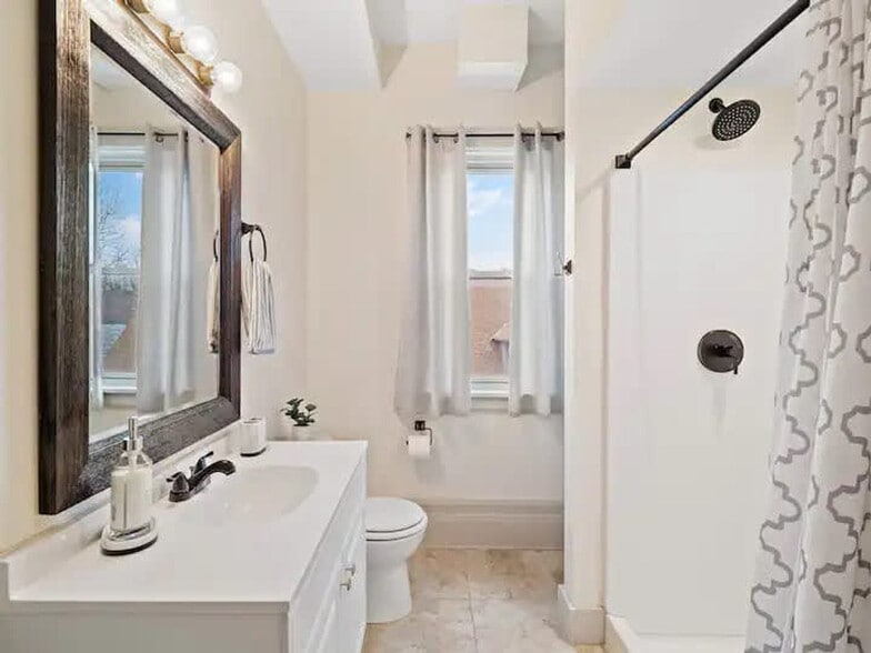 Building Photo - 1856 E 89th St