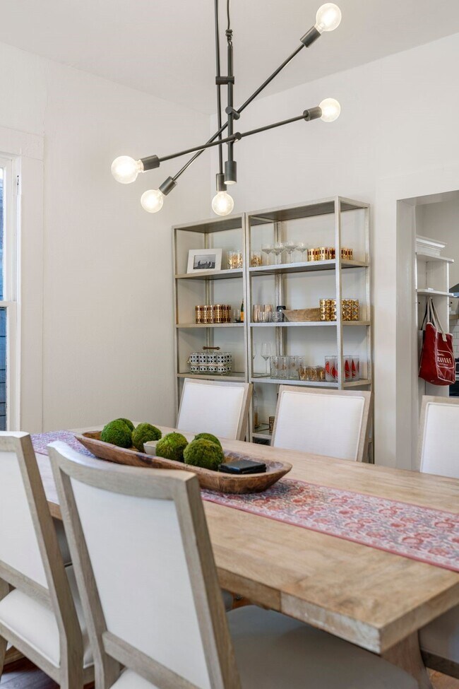 Building Photo - 721 W 12th St