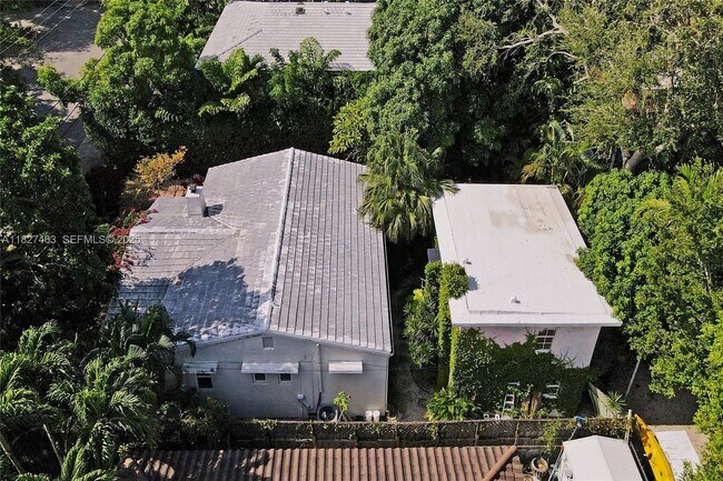 Building Photo - 669 NE 60th St