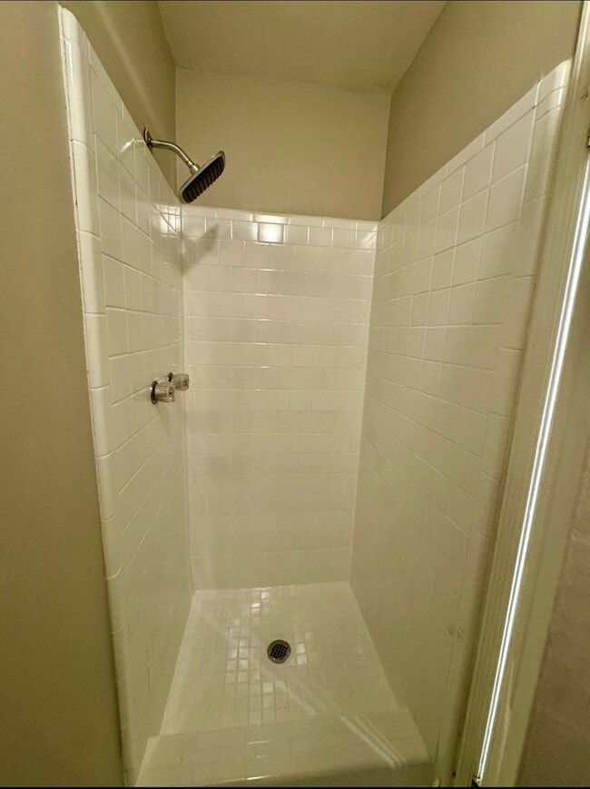 Building Photo - Freshly renovated 3 bedroom condo in Decatur