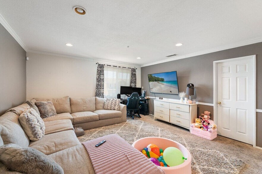 Building Photo - 15736 Home Ct