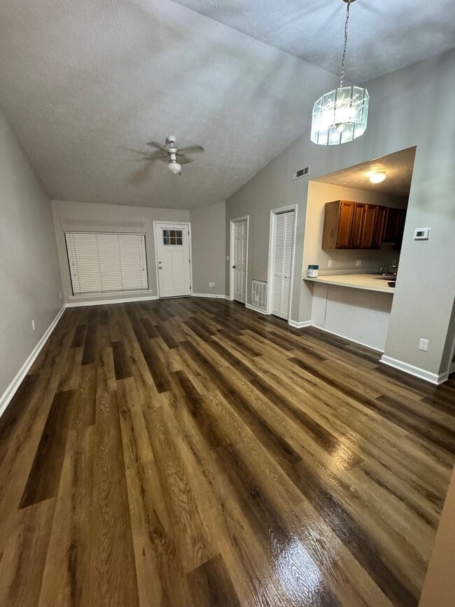 Building Photo - 1008 Preston St