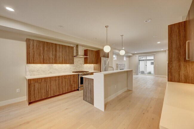 Building Photo - $3,900 - 4 Bed, 3.5 Bath Updated Townhome ...