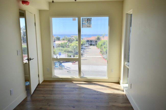 Building Photo - Modern 3BD/2.5BA in La Jolla! Private Doub...