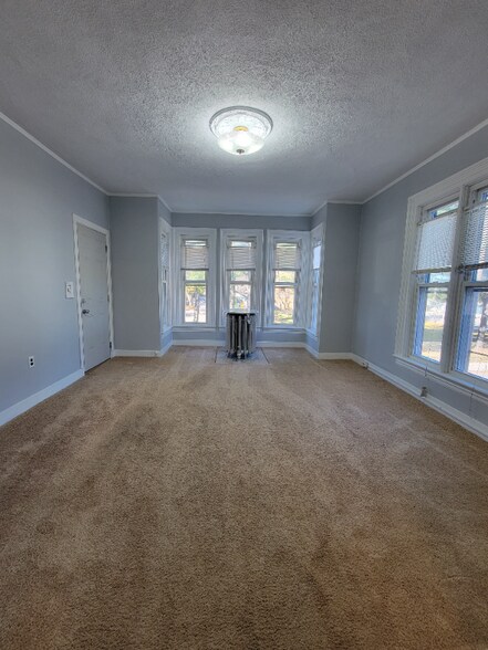 Building Photo - 129 Snow St