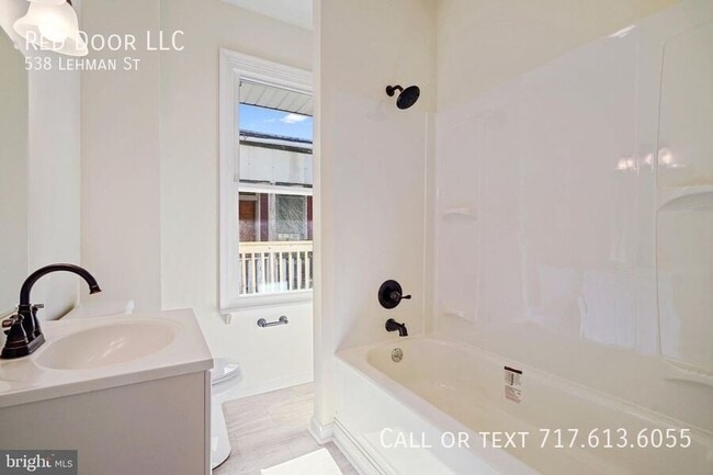 Building Photo - 538 Lehman St