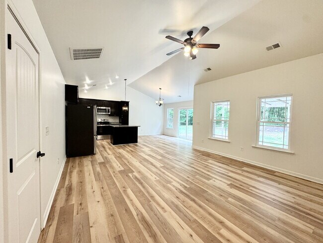 Building Photo - 3 Bedroom, 2 Bath w/ Immediate Availability in Walhalla