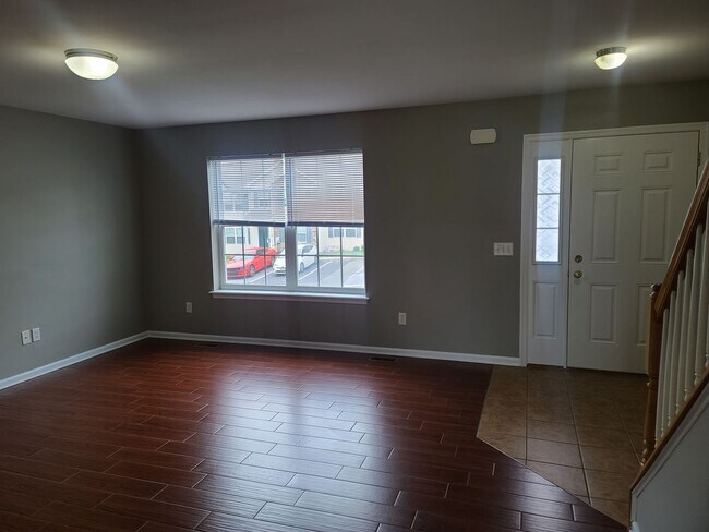Building Photo - 3 Bed 2.5 Bath Townhome Ready for You in W...