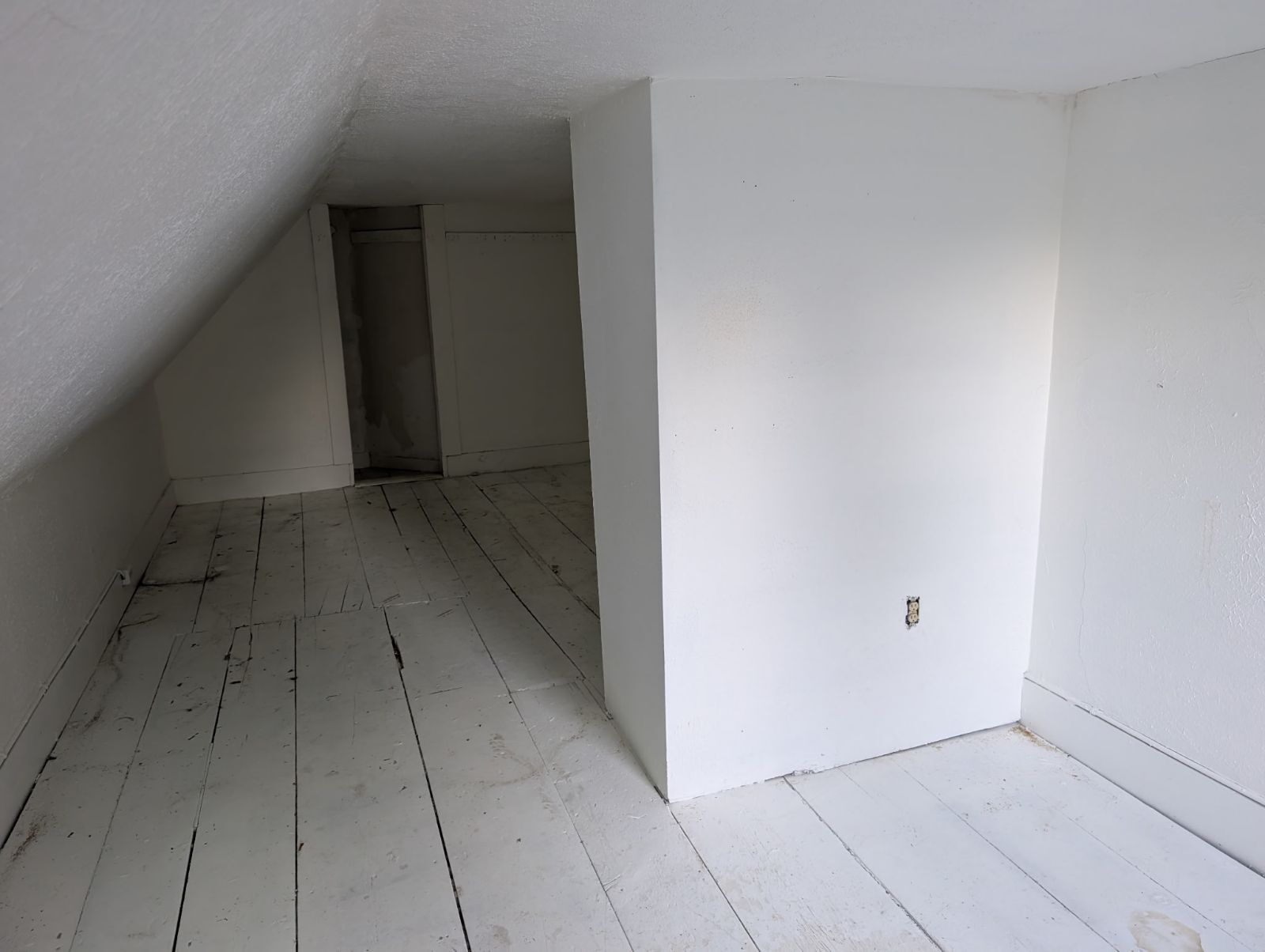 Attic room 2 - 353 N State St