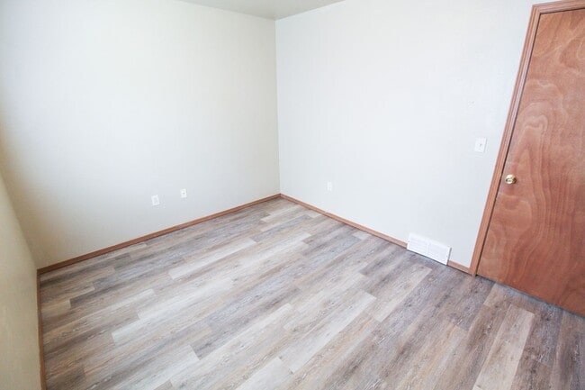 Building Photo - 407 E 8th Ave