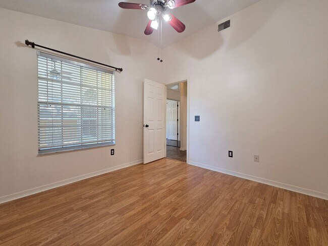Building Photo - 1008 Royal Oaks Dr
