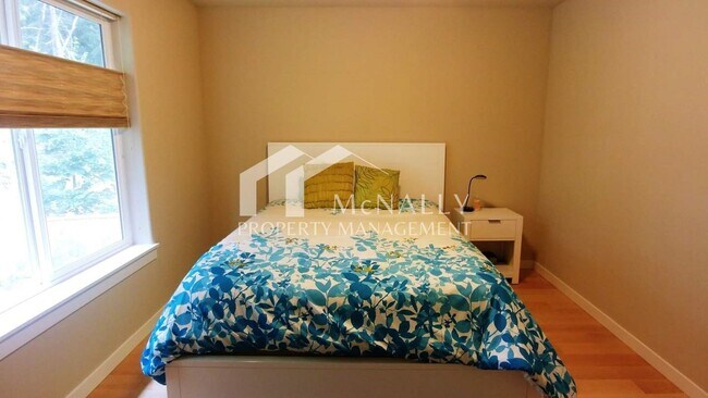 Building Photo - Beautiful Furnished Home in University Place