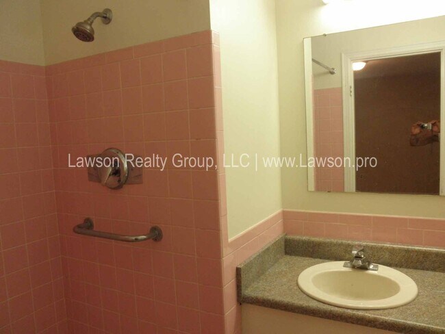 Building Photo - Conveniently Located, Spacious Salem Home