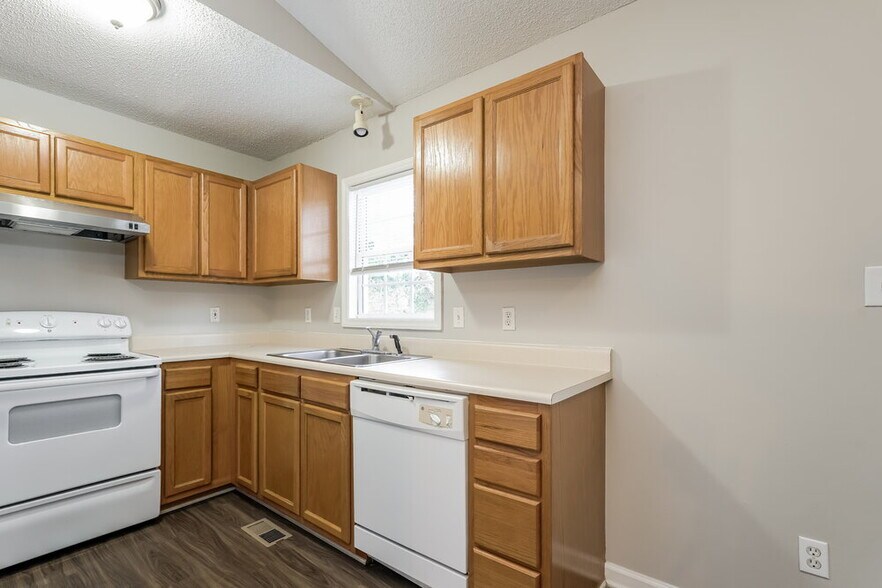 Building Photo - 104 James Ave