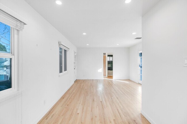 Building Photo - 12334 Moorpark St