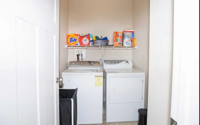 Building Photo - 3 Bed/2 Bathroom house in South Jordan