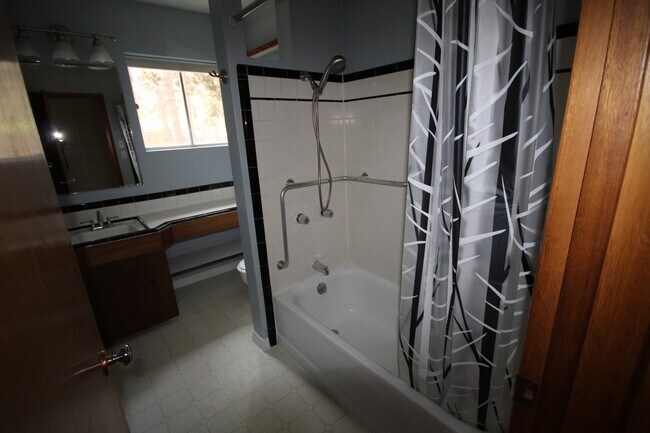 Building Photo - AVAILABLE SHORT TERM! Midtown 3 Bedroom Ho...