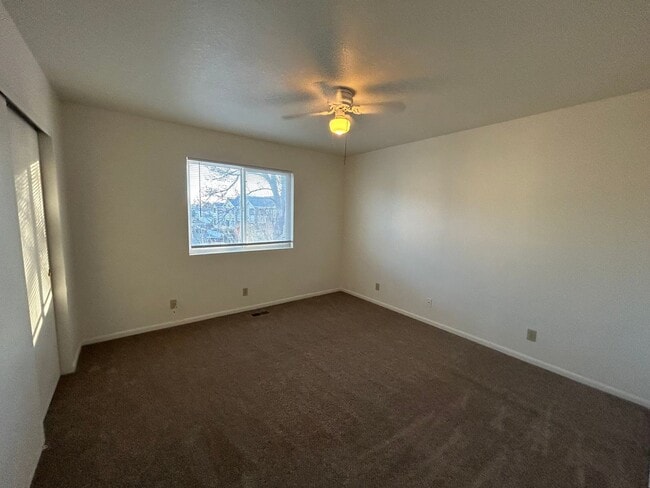 Building Photo - Discover Easy Living in This Beautifully U...