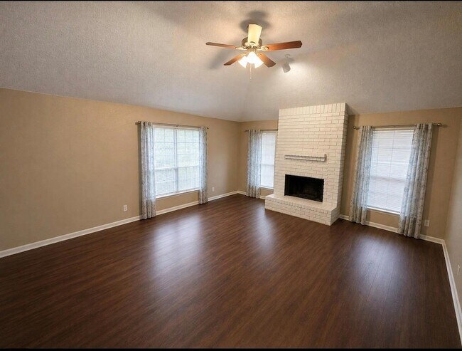 Building Photo - 16405 Lone Wolf Dr